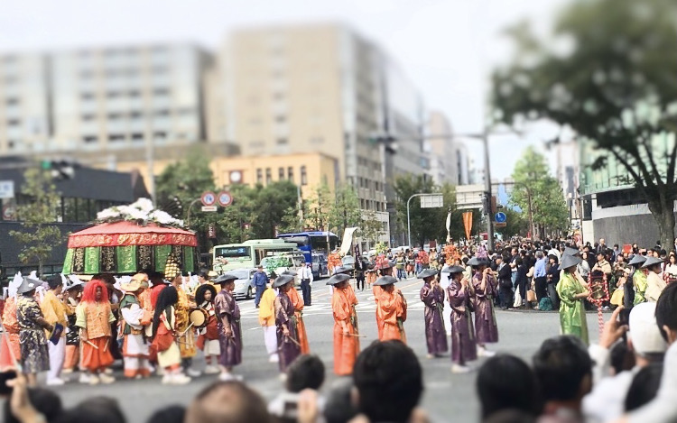 ♦ 研究と技術とセンスを極めた時代祭　そして消えた染織祭　― 着物コラム ―