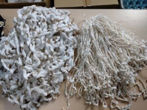 右：綿糸で機械括り/左：粗草で手括り