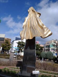 駅前モニュメント「衣被ぎの松」