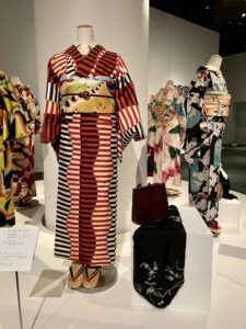 赤と黒のよろけ縞の銘仙