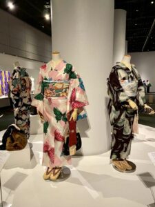 ピンクと黒の三点