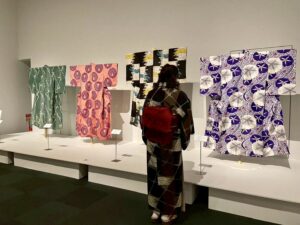 展示物を見ている筆者