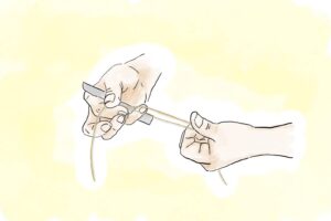 指で繊維を細かく裂きながら結んで、小刀（シーグ）で結び目を切り、細長い糸を作ります。