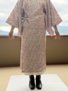 丈が短いと感じた場合、洋服と組み合わせたり、ブーツなどを履いて個性的に着用されるなら身長に関係なく着られます。